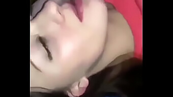 Video Buatan Sendiri Menampilkan Teman Wanita Saya Memberikan Blowjob.