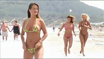 Sexys Chicas En Bikini En La Playa De Ibiza