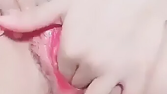 紧身湿透:我的18+少女女同性恋体验