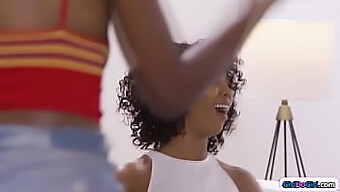 Mama Vitregă Neagră Misty Stone Îi Face Un Tratament Facial Fiicei Ei Vitrege