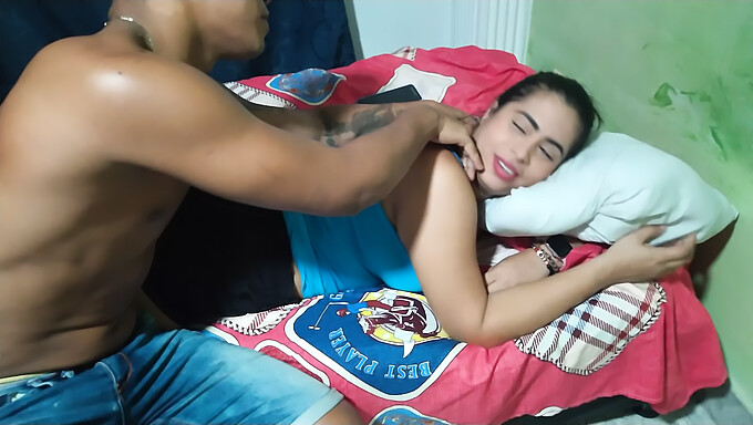 Dando Uma Massagem Sensual Nos Pés E Na Buceta Da Minha Meia-Irmã