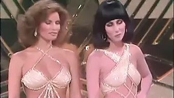 แม่ม่ายชื่อดัง: Cher และ Raquel Welch ในวิดีโอโป๊อเมริกันคลาสสิก