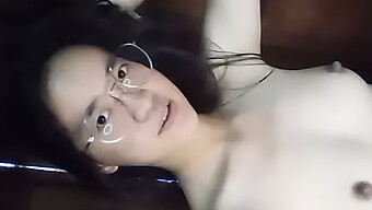 Gadis Asia Masturbasi Dalam Video Buatan Sendiri