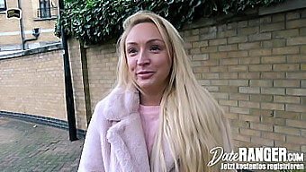 Amber Deen, Een Blonde Britse Babe, Geeft Een Twerkshow Voordat Ze Op Hun Eerste Date Op Een Lul Rijdt - Daten