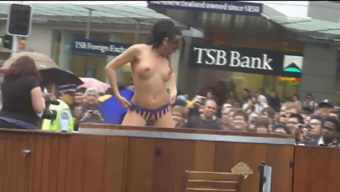 Η Τέχνη Του Boob Parade