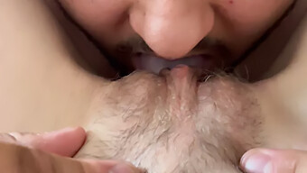 La Chatte Serrée De La Femme Amateur Se Fait Lécher