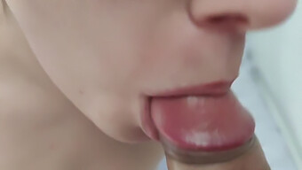 젊은 갈색 머리카락의 여성과 함께하는 Pov 펠라치오