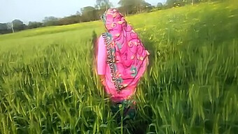 Desi Village Bhabhi Utendørs Sex På Hindi