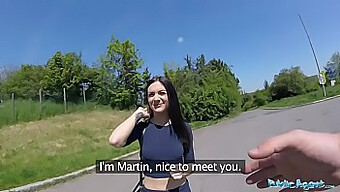 Pov Lieu Public: Le Couple Amateur De Lullu Gun Chevauche Une Grosse Bite