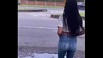 Um Vídeo Caseiro De Uma Garota Colombiana Dando Uma Cavalgada De Cowgirl