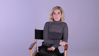 Süße Und Lustige Wichs-Herausforderung Mit Kiernan Shipka