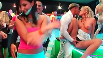 Chicas Europeas Se Entregan A Una Fiesta Lésbica Y Sexo En Grupo