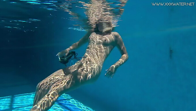 La Beauté Européenne Mary Kalisy Montre Ses Compétences Érotiques Sous L'Eau