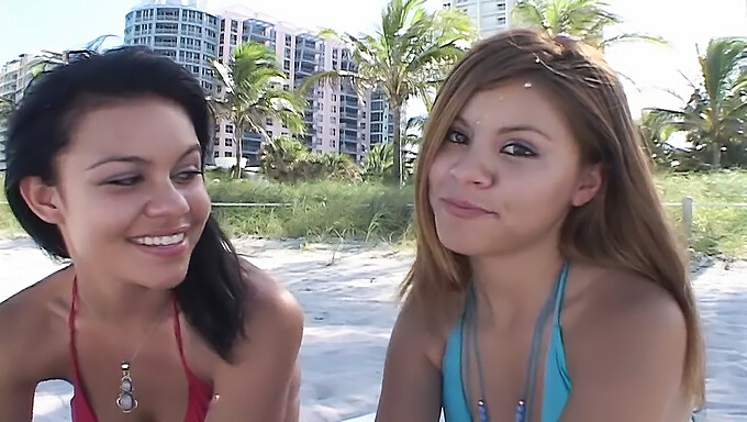 Twee Jonge Meiden Pijpen Een Grote Lul Op Het Strand In Miami.