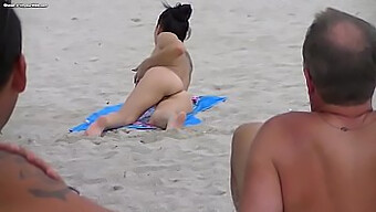 Buiten Exhibitionist: Een Sexy Amateur Wordt Genageld Op Het Strand