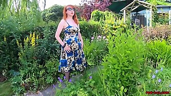 Les Gros Seins Naturels De Red Rebondissent Alors Qu'Elle Se Fait Plaisir Dans Le Jardin