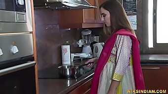 Desi Bhabhi ถอดเสื้อผ้าและถูกเจาะโดยสามีของเธอ