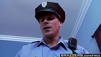 Futând Un Ofițer De Poliție - Brazzerii Preiau Scena