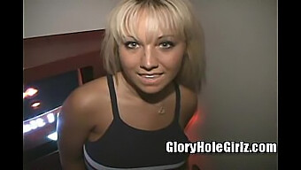 สาววัยรุ่น (19+) สวยสีบลอนด์และสีแทน Gloryhole ได้รับการเย็ดปากและหีของเธอ