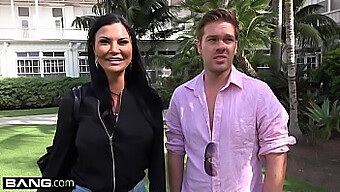 Milf Jasmine Jae Khoe Lồn Trên Bãi Biển Trong Một Cảnh Nóng Bỏng