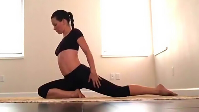 Yoga Con Una Bella Milf Morena Nena