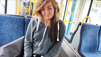 Fille Se Masturbe Dans Un Tramway Public