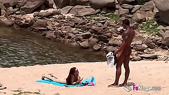 Amatør Sort Fyr Med Stor Pik Bliver Hentet På En Nøgen Strand