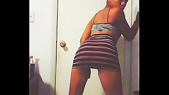 Ebony Twerking In A Sexy Skirt