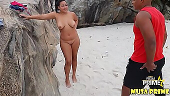 Remaja (18+) Mendapatkan Kontol Besar Di Depan Kamera Dalam Video Porno Di Tepi Pantai Ini