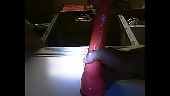 Erlebe Intensives Vergnügen Mit Diesem Deepthroat-Dildo