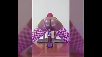 Penis En Kont Spelen Met Een Dildo In Deze Solo Video