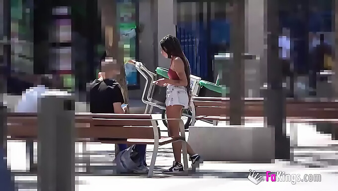 Assista A Uma Garota Tímida Seduzir Caras Aleatórios Na Rua E Se Tornar Uma Rainha Do Pornô!