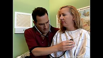 ¡un Paciente Milf Y Su Médico Se Involucran En Un Trío Caliente! ¡no Te Pierdas Esta Escena Caliente!