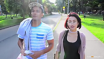 Sânii Mici Ai Lui Luna Castillo Sunt Futuți Într-Un Videoclip Public Hardcore