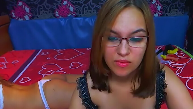 Fisting Lesbiene: O Întâlnire Fierbinte Și Fierbinte Pe Webcam