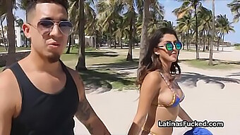 Latina Menakjubkan Dalam Bikini Memberikan Blowjob Dan Dientot Dengan Keras