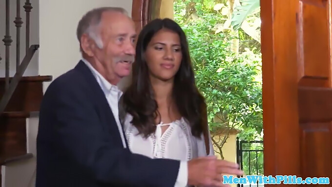 La Première Expérience D'Une Adolescente Mexicaine Avec Un Homme Plus Âgé