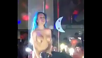 Lins De Pizdă Și Mâncare De Lesbiene La Un Spectacol Public De Striptease