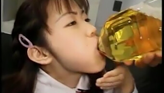 Gadis Asia Dientot Dan Minum Kencing Dalam Adegan Yang Menghina Ini