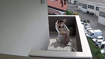 Vidéo Hd D'Une Adolescente Française Prise Sur Son Balcon