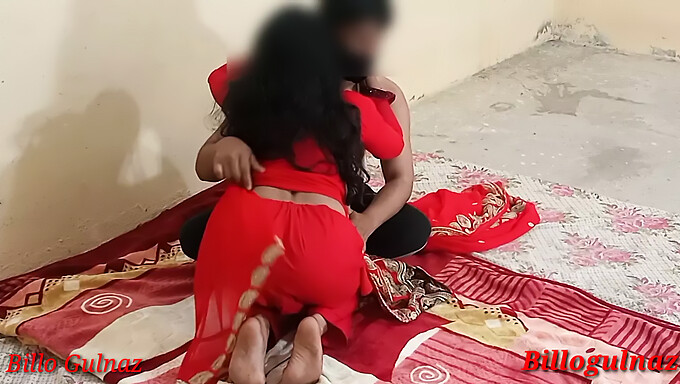 Une Femme Indienne Avec Un Gros Cul Se Fait Étirer La Chatte Par Son Homme En Position De Cowgirl