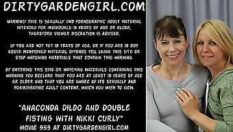 Nikki Curly'S Anal Eventyr Med En Anaconda Dildo Og Dobbel Fisting