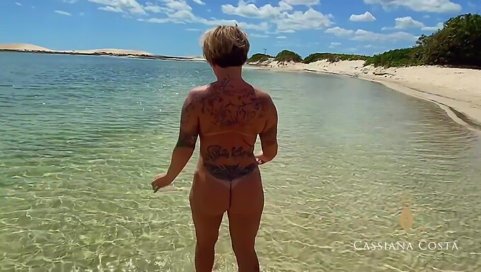 Gros Seins Et Gros Cul Sur La Plage Avec Une Chaude Latino