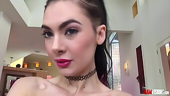 La Adolescente Marley Brinx Usa Un Juguete Sexual Para Prepararse Para Una Escena Anal