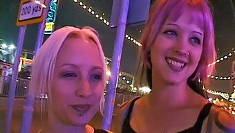 Deux Jeunes Filles Surprises En Public