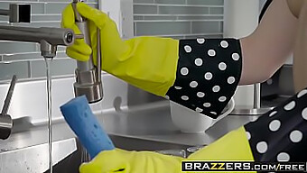 Brazzers - סיפורי אישה אמיתיים - סצנת משחק קטנה וחמודה עם אלזה ג'ין ו-F