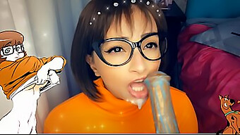 As Habilidades De Boquete De Velma Estão Em Plena Exibição Neste Vídeo De Creampie Monstro