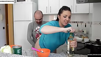 Un Couple Amateur Profite Du Sexe Tout En Cuisinant Dans Cette Vidéo Chaude