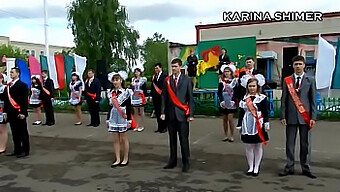 Pelajar Sekolah Rusia Menari Dengan Nikmat Dalam Video Youtube Ini