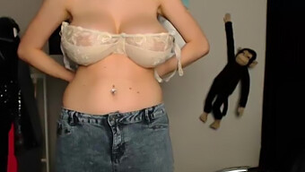 ¡mira A Una Rubia Con Grandes Tetas Naturales Mover Sus Enormes Tetas!